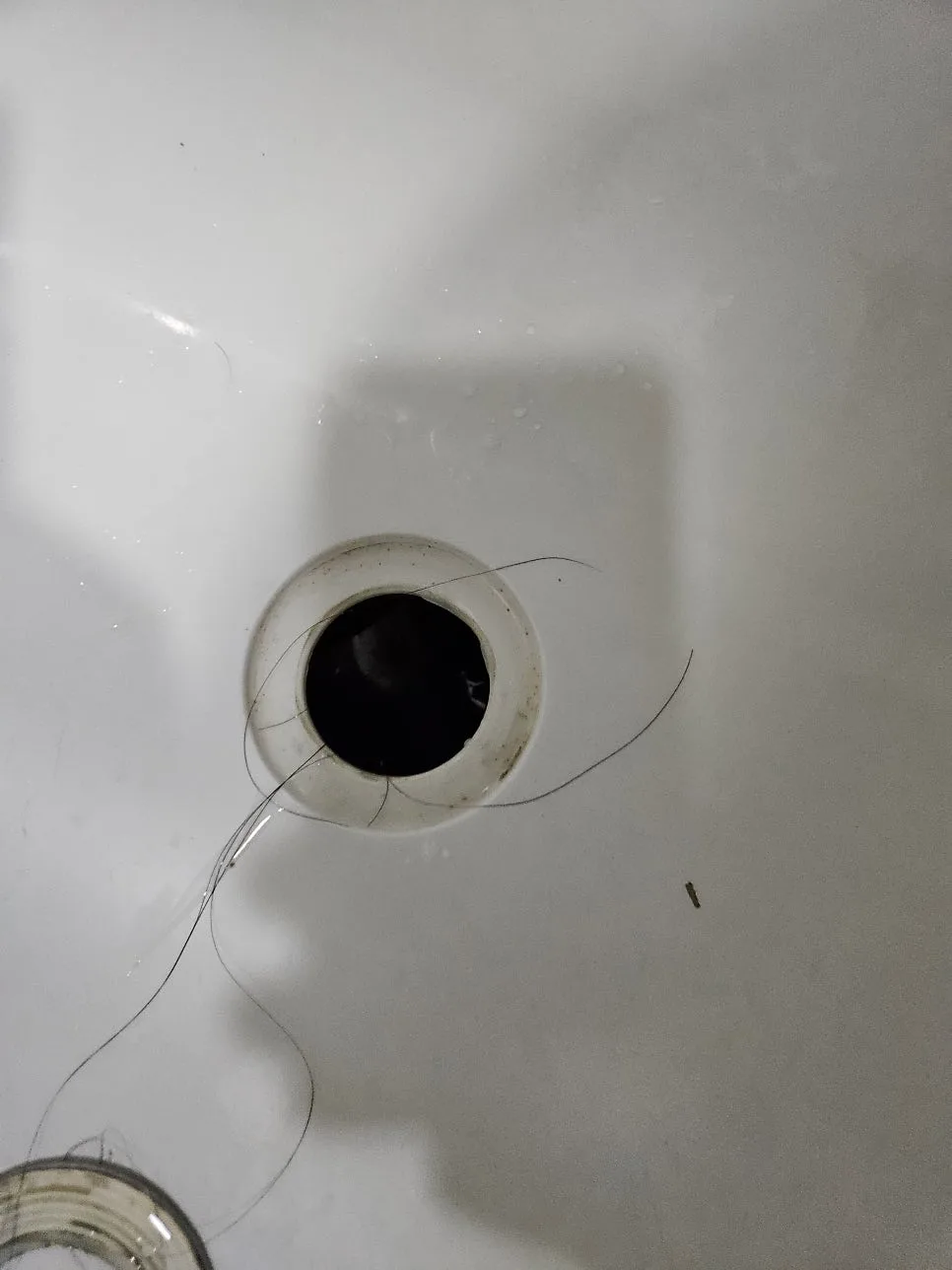 빠진 배수구 안쪽 확인