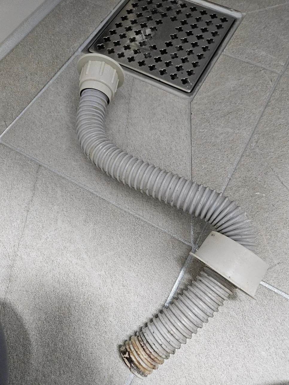 제거한 낡은 배수관